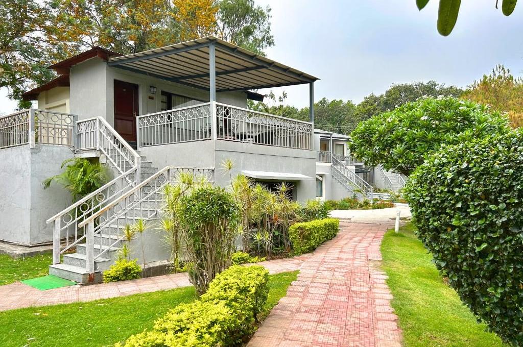 Manu Maharani Resort Corbett