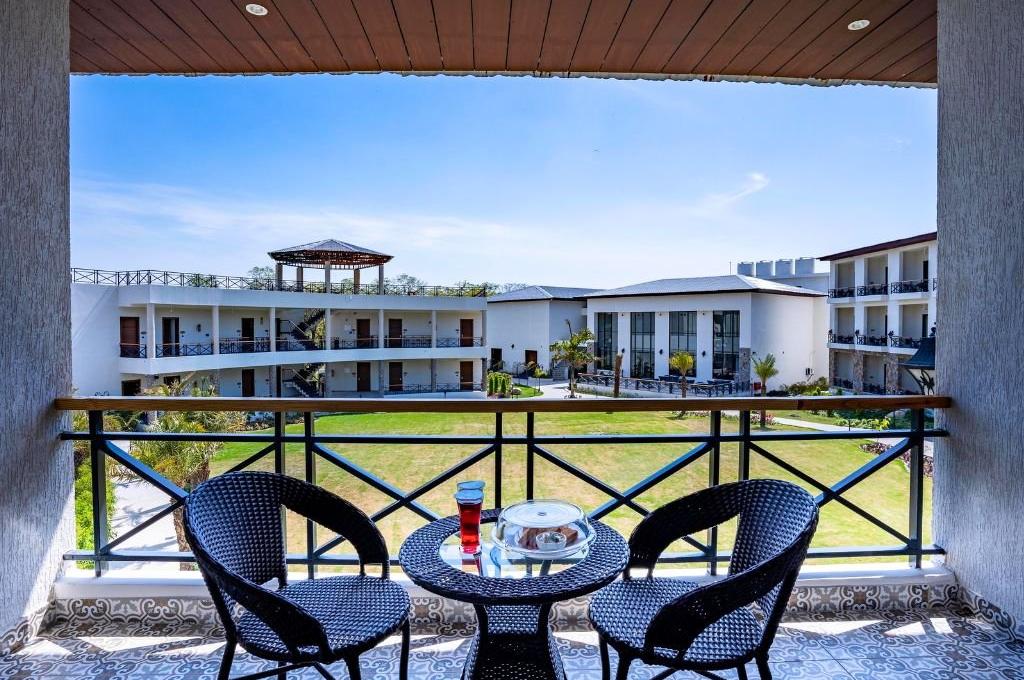  Shervani Pebbles & Pines Corbett